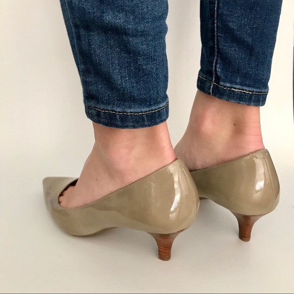 Pair of Tan Heels by Bandolino (size 6): 2 Inch - Picture 5 of 5